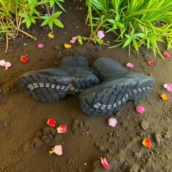 Storm Chaser 5 Chelsea Boots; Men's 7 or Women's 8.5 wide - Picture 4 of 7